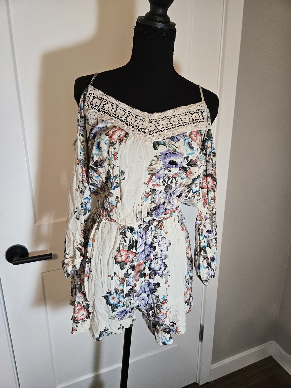 Sans Souci Cream Floral Crochet Lace Cold Shoulder Romper Small